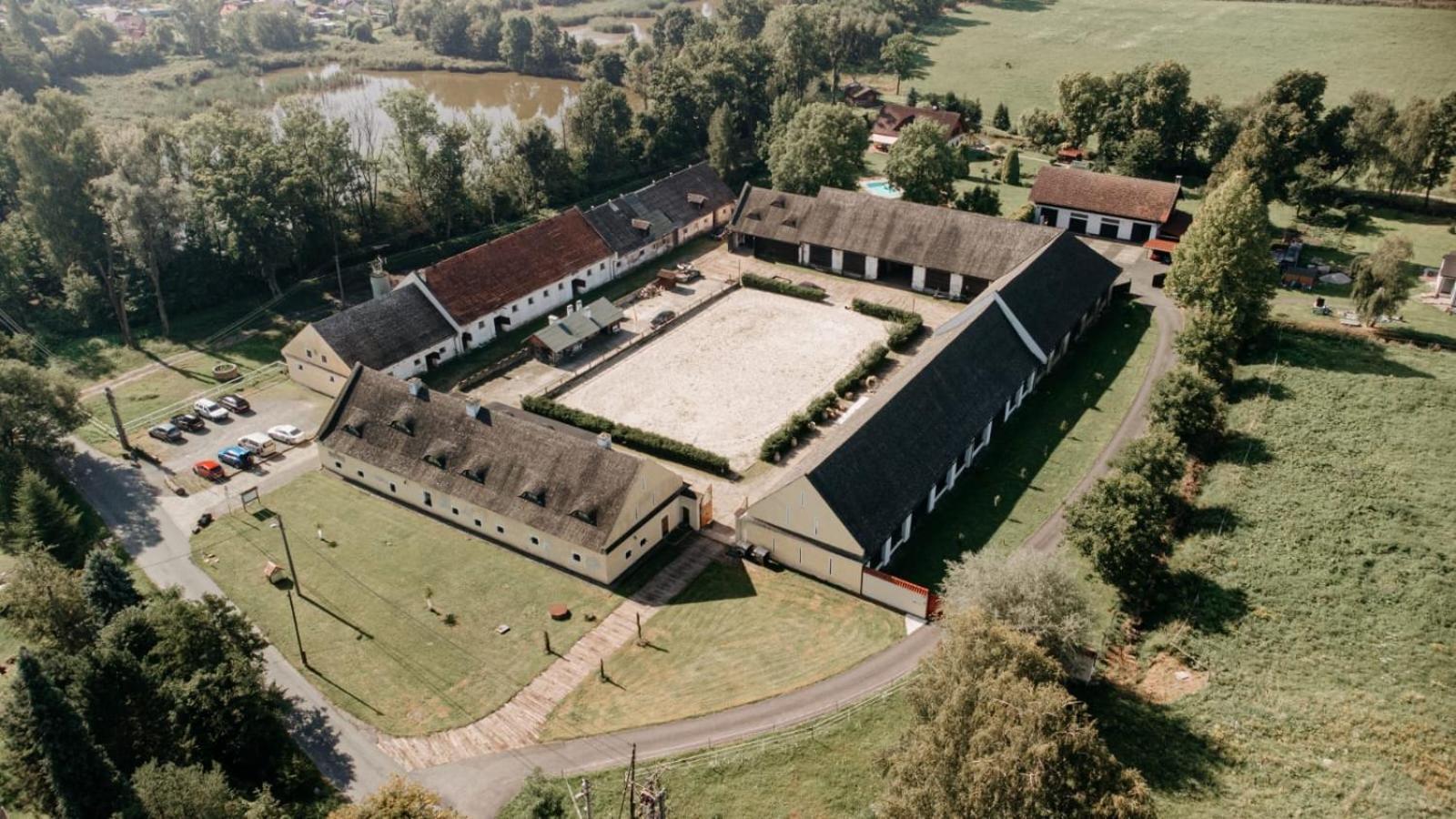 Dvur Olsiny -Hotel And Horse-Riding Karviná Екстериор снимка