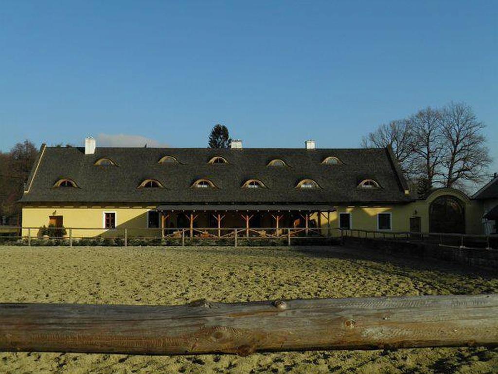 Dvur Olsiny -Hotel And Horse-Riding Karviná Екстериор снимка